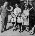 De miljoenste bezoeker van 1966, A van Haren uit Nijmegen, die het park bezoekt met zijn zuster en twee zoontjes Egnar en Arno, wordt verwelkomd door directeur <a href="/lemma/Ab_Diender" title="Ab Diender">Ab Diender</a> (r) en directiesecretaresse <a href="/lemma/Riet_Tuerlings" title="Riet Tuerlings">Riet Tuerlings</a> (l)