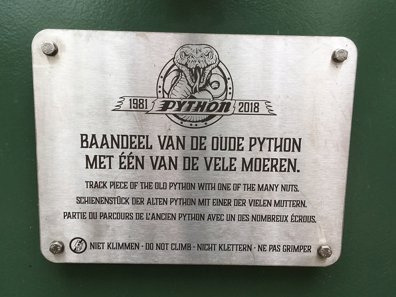 Bestand:Pythoninmuseumtuin2019bord.jpg