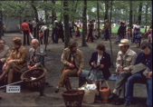 Bankjes aan de rand van de <a href="/lemma/Speeltuin" title="Speeltuin">Speeltuin</a> met de <a href="/lemma/Sint_Nicolaasplaets" title="Sint Nicolaasplaets">Sint Nicolaasplaets</a> in de achtergrond, reepje <a href="/lemma/%27t_Gemack" title="&#039;t Gemack">&#039;t Gemack</a>, <a href="/lemma/1977" title="1977">1977</a>. Let ook op de alternatieve <a href="/lemma/Klein_Duimpje-prullenmand" title="Klein Duimpje-prullenmand">Klein Duimpje-prullenmand</a> met enkel vaandel, zonder figuur.