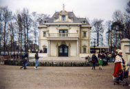 Villa Volta gezien vanaf het voorplein, met rechts de buitenmeandering, kort na de opening in 1996