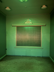 Dichtgemaakt raam met gordijnkoof en schelpornament er boven, <a href="/lemma/Diorama" title="Diorama">Dioramahal</a>. Eronder twee dichtgemaakte ventilatieopeningen. April 2025