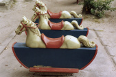 <a href="/lemma/Hobbelpaard" title="Hobbelpaard">Hobbelpaarden</a> in de oude <a href="/lemma/Kleuterhof_(1960)" title="Kleuterhof (1960)">Kleuterhof</a>