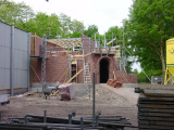 Bouw Meisje met de Zwavelstokjes in 2004: metselwerk in opbouw - Foto: collectie WWCW