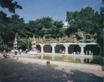 Voorplein van <a href="/lemma/De_Indische_Waterlelies" title="De Indische Waterlelies">De Indische Waterlelies</a> eind jaren zeventig of <a href="/lemma/1980" title="1980">1980</a>