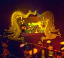 <a href="/lemma/Carnaval_Festival" title="Carnaval Festival">Carnaval Festival</a>: De omgekeerde wereld, internationale toeristen met fototoestellen bij Chinese bordendraaiers (Foto: Jos)