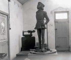 Een <a href="/lemma/Heraut" class="mw-redirect" title="Heraut">Heraut</a> is geboetseerd en staat te wachten in een werkplaats. Omstreeks <a href="/lemma/1952" title="1952">1952</a>.
