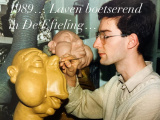 <a href="/lemma/Karel_Willemen" title="Karel Willemen">Karel Willemen</a> boetseert een <a href="/lemma/Laaf" title="Laaf">Laaf</a> voor <a href="/lemma/Lal%27s_Brouwhuys" title="Lal&#039;s Brouwhuys">Lal&#039;s Brouwhuys</a> met uitzonderlijk groot filtrum, <span class="redlink">1989</span>