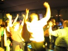 Een hossende menigte in het <a href="/lemma/Carrouseltheater" title="Carrouseltheater">Carrouseltheater</a> tijdens een <a href="/lemma/Marerijkfeest" title="Marerijkfeest">Marerijkfeest</a>.