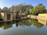 Als de pompen van de <a href="/lemma/Pira%C3%B1a" title="Piraña">Piraña</a> nog uitgeschakeld zijn, hoopt het water zich op aan het einde van de baan.