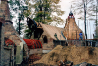 Lal's Brouwhuys vol in aanbouw. Het metselwerk staat en er staan spanten van de verschillende dakelementen. De tunnel wordt hier nog als een gesloten dak geconstrueerd. Links is het aansmeren van de muren begonnen.