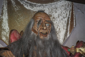 Schade aan <a href="/lemma/Hugo_van_den_Loonsche_Duynen" title="Hugo van den Loonsche Duynen">Hugo van den Loonsche Duynen</a>, afgezakte wenkbrauw (1 van de 2 verbindingspunten los), augustus <span class="redlink">2009</span>