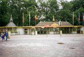 <a href="/lemma/Ingang_West" title="Ingang West">Ingang West</a> vanaf het voorpleintje gezien, <a href="/lemma/1993" title="1993">1993</a>