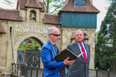 Voorlezende <a href="/lemma/Paul_van_Loon" title="Paul van Loon">Paul van Loon</a> (l) en <a href="/lemma/Bart_de_Boer" title="Bart de Boer">Bart de Boer</a> tijdens de viering van het hoogste punt van <a href="/lemma/Raveleijn" title="Raveleijn">Raveleijn</a> in mei <a href="/lemma/2010" title="2010">2010</a>