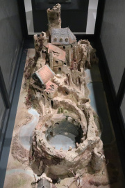 Vroege maquette van wat het <a href="/lemma/Spookslot" title="Spookslot">Spookslot</a> zou worden, van circa <a href="/lemma/1972" title="1972">1972</a>, hier te zien als onderdeel van <a href="/lemma/Efteling:_De_tentoonstelling" title="Efteling: De tentoonstelling">Efteling: De tentoonstelling</a> in 2023.