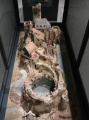 Vroege maquette van wat het <a href="/lemma/Spookslot" title="Spookslot">Spookslot</a> zou worden, van circa <a href="/lemma/1972" title="1972">1972</a>, hier te zien als onderdeel van <a href="/lemma/Efteling:_De_tentoonstelling" title="Efteling: De tentoonstelling">Efteling: De tentoonstelling</a> in 2023.