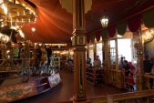 Interieur van de <a href="/lemma/Stoomcarrousel" title="Stoomcarrousel">Stoomcarrousel</a>, met de carrousel (links) en de <a href="/lemma/Wachtrij" title="Wachtrij">wachtrij</a> (rechts). (Foto: Jos, 2013)