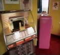 Jukebox en koelkast in de <a href="/lemma/Fiftiessuite" title="Fiftiessuite">Fiftiessuite</a> in het <a href="/lemma/Efteling_Hotel" title="Efteling Hotel">Efteling Hotel</a>, <span class="redlink">1993</span>.