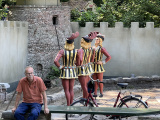 <a href="/lemma/Christian_Brekelmans" title="Christian Brekelmans">Christian Brekelmans</a> rust even uit op het <a href="/lemma/Herautenplein" title="Herautenplein">Herautenplein</a>, jun 2023