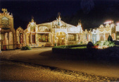 <a href="/lemma/Carrouselplein" title="Carrouselplein">Carrouselplein</a> in <a href="/lemma/1997" title="1997">1997</a> bij avond