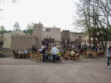 <a href="/lemma/Casa_Caracol" title="Casa Caracol">Casa Caracol</a> met vrij vol terras ondanks bewolking, april <a href="/lemma/2009" title="2009">2009</a>