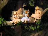 Drie elfjes in het <a href="/lemma/Wonderwoud" title="Wonderwoud">Wonderwoud</a>