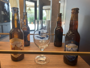 Flessen en glazen <a href="/lemma/Hotel_de_Bottle" title="Hotel de Bottle">Hotel de Bottle</a> verkrijgbaar in souvenirwinkel <a href="/lemma/Efteling_Wonder_Hotel" class="mw-redirect" title="Efteling Wonder Hotel">Efteling Wonder Hotel</a>, april 2025