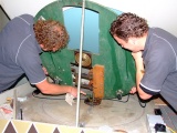 Een blik onder de dansvloer van <a href="/lemma/De_Rode_Schoentjes" title="De Rode Schoentjes">De Rode Schoentjes</a>.