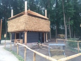 Zijaanzicht <a href="/lemma/Hooimijt" title="Hooimijt">Hooimijt</a> op vakantiepark <a href="/lemma/Loonsche_Land" class="mw-redirect" title="Loonsche Land">Loonsche Land</a>.