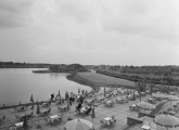 Uitzicht vanaf het balkon van het <a href="/lemma/Caf%C3%A9-Restaurant" title="Café-Restaurant">Café-Restaurant</a> met op de voorgrond het oeverterras.