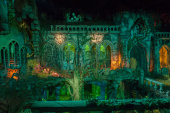 De hoofdshow van het <a href="/lemma/Spookslot" title="Spookslot">Spookslot</a>. Links hangt de <a href="/lemma/Tuinman" title="Tuinman">tuinman</a>, rechts is de nis waarin <a href="/lemma/Visculamia" title="Visculamia">Visculamia</a> wordt verbrand. Midden boven is de zolder met de drie rechters. Daaronder de <a href="/lemma/Monnikengang" title="Monnikengang">monnikengang</a>. Onderaan de catacomben, waarin de viool speelt en de <a href="/lemma/Burggraaf" class="mw-redirect" title="Burggraaf">Burggraaf</a> zijn dochter <a href="/lemma/Esmeralda_(Spookslot)" title="Esmeralda (Spookslot)">Esmeralda</a> achterna jaagt. (Foto: Jos)