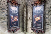 Bebording exterieur <a href="/lemma/In_den_Swarte_Kat" title="In den Swarte Kat">In den Swarte Kat</a>. Beide borden beginnen met de inleiding &quot;In den Swarte Kat - Grab &amp; Go - Vers bereid / Freshly Prepared&quot;.