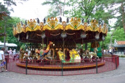 De Vermolencarrousel op het Anton Pieckplein.