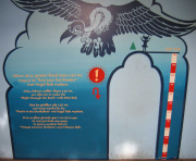 Bord voor het meten van <a href="/lemma/Minimumlengte" title="Minimumlengte">minimumlengte</a> aan het begin van de wachtrij van <a href="/lemma/Vogel_Rok" title="Vogel Rok">Vogel Rok</a> in 2006. Oorspronkelijk kon, indien men kleiner dan 120 cm was, door de uitsnede van het bord heenlopen. Met de komst van de muur in 1999, om de wachtrij t.b.v. de lasershow verder te verduisteren, was dit niet meer mogelijk.