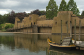 Zijgevel van het stationsgebouw van de <a href="/lemma/Pira%C3%B1a" title="Piraña">Piraña</a> met ervoor de voormalige <a href="/lemma/Kanovijver" title="Kanovijver">kanovijver</a>, september 2018.