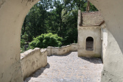 De onderdoorgang naar de keuken op het kasteel van <a href="/lemma/Doornroosje" title="Doornroosje">Doornroosje</a>.