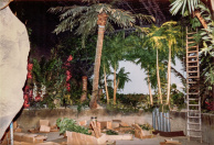 Jungle, 01-1986. Zicht op de eerste bocht van de jungle. Voor de witte achterwand komt later een 3D-relief van een paleis te staan tegen een avondschemering.
