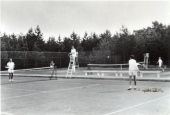 Tennisbaan op <a href="/lemma/Het_Kraanven" title="Het Kraanven">Het Kraanven</a>