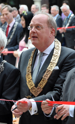 Bart de Boer als ‘burgemeester van Raveleijn’ bij de opening van de attractie