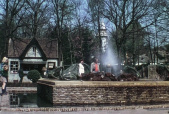De <a href="/lemma/Kleyne_Klaroen" title="Kleyne Klaroen">Kleyne Klaroen</a> aan het <a href="/lemma/Herautenplein" title="Herautenplein">Herautenplein</a> en <a href="/lemma/Opa_Gijs" title="Opa Gijs">Opa Gijs</a> inclusief hekwerken in <a href="/lemma/1974" title="1974">1974</a>