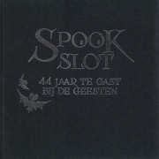 Kaft van <a href="/lemma/Spookslot_-_44_jaar_te_gast_bij_de_geesten" title="Spookslot - 44 jaar te gast bij de geesten">Spookslot - 44 jaar te gast bij de geesten</a>, onder de stofomslag.