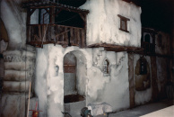 Armenwijk, 03-1985. De rechterzijde van de armenwijk in afgewerkte staat. De inham in de wand krijgt later nog een vloer, zwevend vlak boven waterpeil, met daarachter een gordijn om diepte daarachter te suggereren.