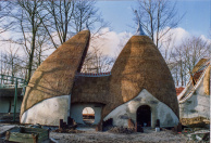 Het Loof en Eerhuys is gereed, de muren zijn klaar en het riet is gedekt. De omgeving moet nog geheel aangelegd worden.