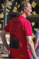 <a href="/lemma/Jacco_Ophorst" title="Jacco Ophorst">Jacco Ophorst</a> tijdens de bouw van <a href="/lemma/Joris_en_de_Draak" title="Joris en de Draak">Joris en de Draak</a> met shirt daarvan, augustus <a href="/lemma/2010" title="2010">2010</a>