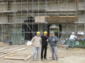 Vormgever Stefan Thelen, ontwerper Sander de Bruin en <a href="/lemma/Diego_Terroba" title="Diego Terroba">Diego Terroba</a> bij &#039;hun&#039; creatie: de poort in het <a href="/lemma/Poorthuys" title="Poorthuys">Poorthuys</a> van <a href="/lemma/Bosrijk" class="mw-redirect" title="Bosrijk">Bosrijk</a>, <a href="/lemma/2009" title="2009">2009</a>