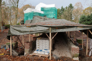 Onderhoud aan het kasteel van <a href="/lemma/Doornroosje" title="Doornroosje">Doornroosje</a> in de winter van 2023 / 2024.