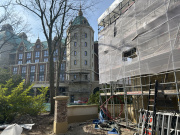 <a href="/lemma/De_Prinses_op_de_Erwt" title="De Prinses op de Erwt">De Prinses op de Erwt</a> in aanbouw, erachter het <span class="redlink">Efteling Grand Hotel</span> idem, maart 2025