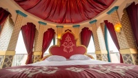 <a href="/lemma/Fata_Morgana-suite" title="Fata Morgana-suite">Fata Morgana-suite</a> in het <a href="/lemma/Efteling_Hotel" title="Efteling Hotel">Efteling Hotel</a> na de renovatie december <span class="redlink">2018</span>.