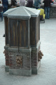 <a href="/lemma/Waterpomp" title="Waterpomp">Waterpomp</a> op het <a href="/lemma/Vliegende_Hollanderplein" title="Vliegende Hollanderplein">Vliegende Hollanderplein</a>, 2012