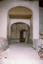 Schatkamer, 11-1985. Doorkijkje vanaf de schatkamer richting de derde kalief. Later zouden we hier rechts en links de benen van de Djinn kunnen zien - nu kunnen we nog enkel op de kade de hand van de Djinn ontwaren. Rechtsonder in de vaargeul een fiets, de meest efficiënte manier om je tussen de scenes te verplaatsen.