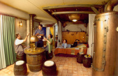 Interieur <a href="/lemma/Brouwhuyssuite" class="mw-redirect" title="Brouwhuyssuite">Brouwhuyssuite</a> in het <a href="/lemma/Efteling_Hotel" title="Efteling Hotel">Efteling Hotel</a>